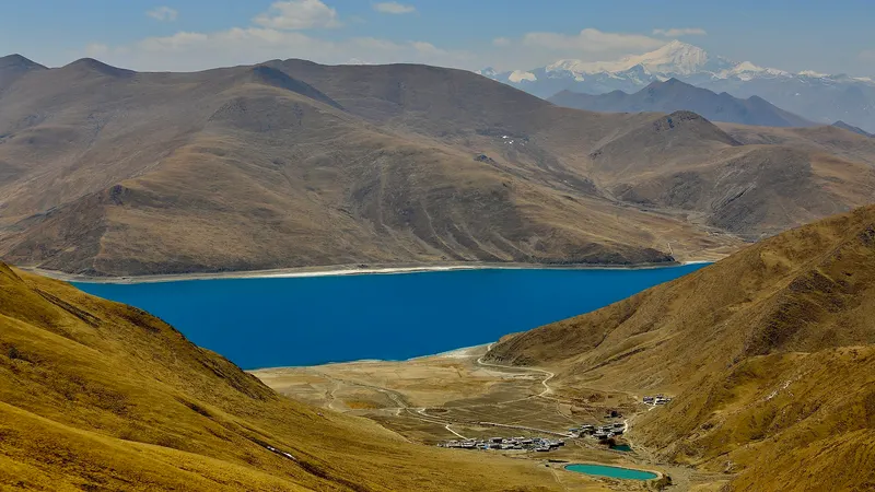 Yamdrok Lake